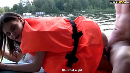 Русские чуваки оприходовали в лодке худенькую девку с плоской грудью