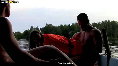 Русские чуваки оприходовали в лодке худенькую девку с плоской грудью