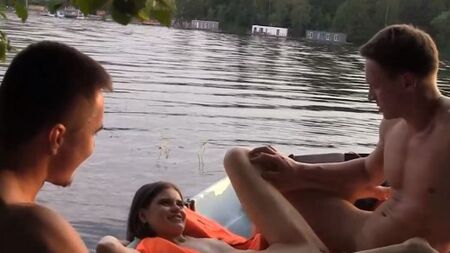 Русские чуваки оприходовали в лодке худенькую девку с плоской грудью