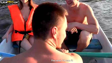 Русские чуваки оприходовали в лодке худенькую девку с плоской грудью