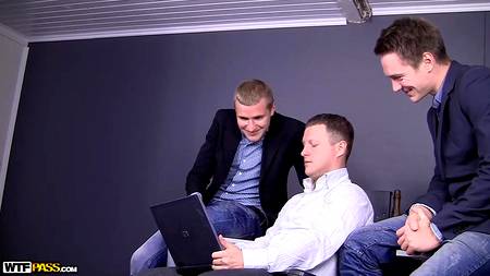 Работники офиса дрючат во все щели русскую секретаршу