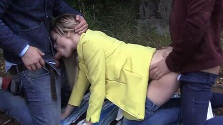 Русские кобели развели сучку на групповой секс на улице