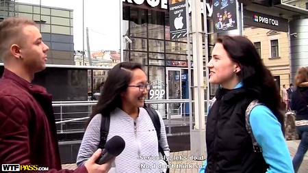 Русские кобели развели сучку на групповой секс на улице