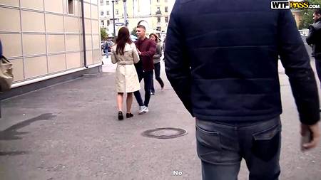 Русские кобели развели сучку на групповой секс на улице