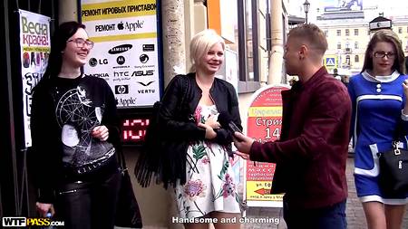 Русские кобели развели сучку на групповой секс на улице