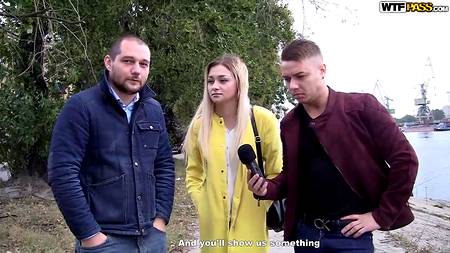 Русские кобели развели сучку на групповой секс на улице