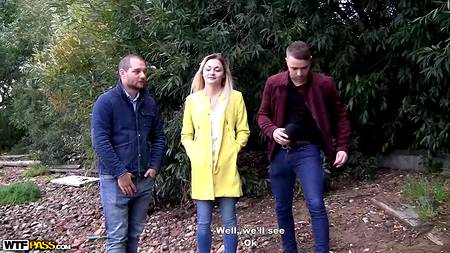 Русские кобели развели сучку на групповой секс на улице