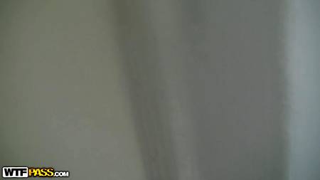 Парни пустили по кругу стройных девчонок с маленькими сиськами