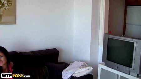 Парни пустили по кругу стройных девчонок с маленькими сиськами