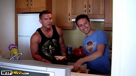 Парни пустили по кругу стройных девчонок с маленькими сиськами