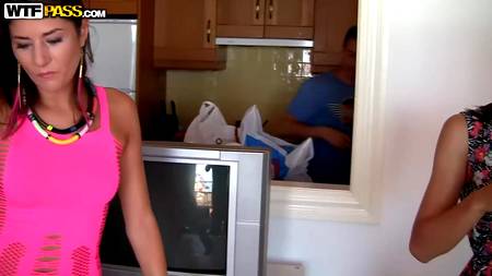 Парни пустили по кругу стройных девчонок с маленькими сиськами