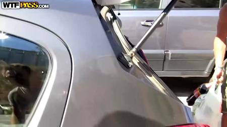 Парни пустили по кругу стройных девчонок с маленькими сиськами