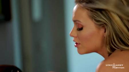 Неугомонный пихарь вертит на хую двух сучек с большими задницами