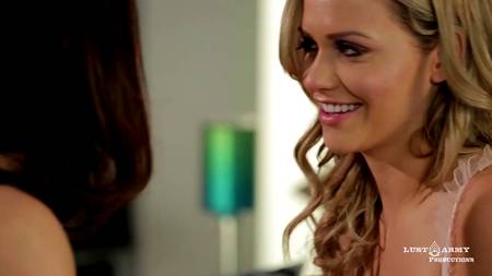 Неугомонный пихарь вертит на хую двух сучек с большими задницами