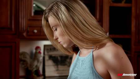 Первый лесбийский опыт молодой блондинки с опытной милфой