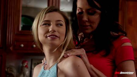 Первый лесбийский опыт молодой блондинки с опытной милфой