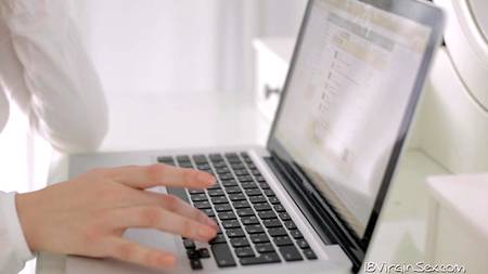 Красивый секс втроем с очень привлекательной русской девушкой