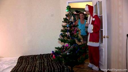 Новогодний секс русской девицы с пацаном в костюме Деда Мороза