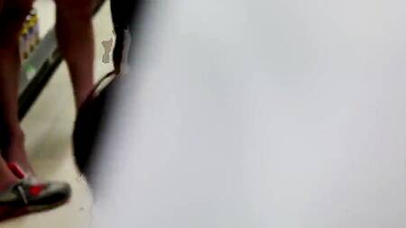 Зажали девку в магазине и приказали сосать члены