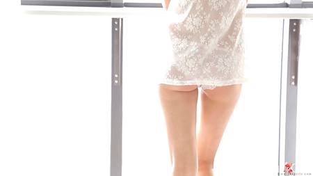 Девушка с красивой фигурой эротично мастурбирует мокрую киску