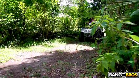 Грудастая милфа прыгает на крепком болте накаченного самца