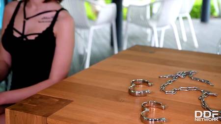 Мужик жестко раздалбывает упругую задницу любительнице бдсм