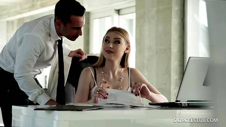 Горячий секс втроем с красивыми светловолосыми девушками