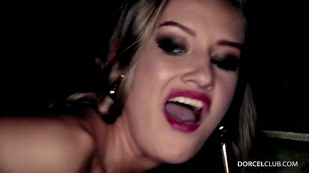 Роскошная блондинка оргазмирует на крепком члене мускулистого кавалера