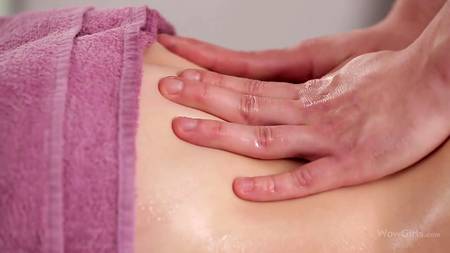 Обмазанная маслом блондинка отдалась в обе дырки массажисту