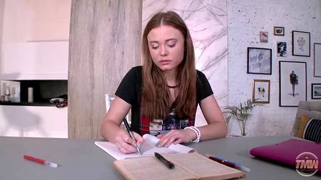 Русский кобель чпокает няшную девушку с аппетитной круглой попкой