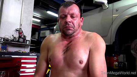 Зрелый автомеханик отодрал молодую девку на рабочем месте