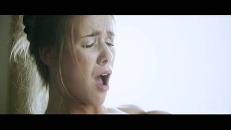 Очаровательная Alexis Crystal дрочит ногами хуй балдеющему мужчине