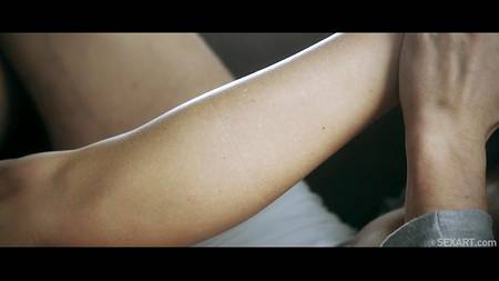 Очаровательная Alexis Crystal дрочит ногами хуй балдеющему мужчине