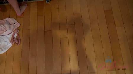 Сексапильная блондинка слизывает теплую сперму с пизды подружки