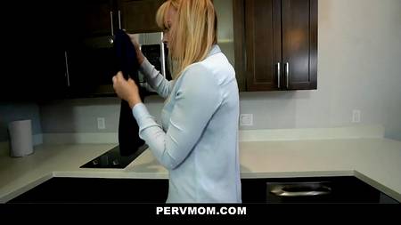 Жопастая милфа проглотила горячий камшот хахаля с большим членом