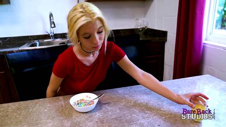 Русский парень разбудил членом спящую блондинку с красивой фигурой