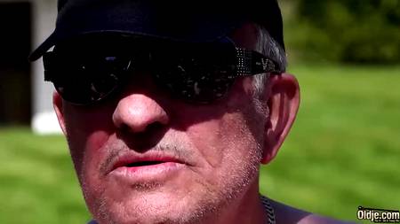 Старики устроили ганг банг на природе с молодой девушкой