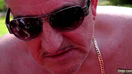 Старики устроили ганг банг на природе с молодой девушкой