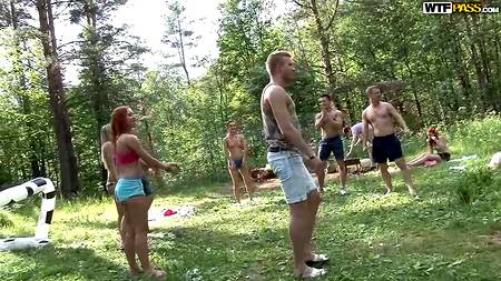 Русские свингеры устроили массовую оргию на природе