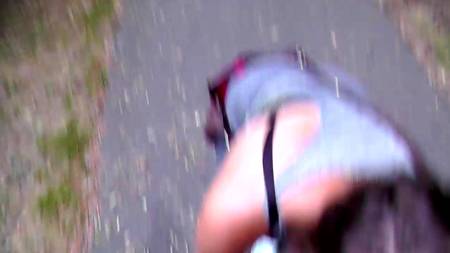 Симпатичная молодуха строчит на улице минет возбудившемуся хахалю