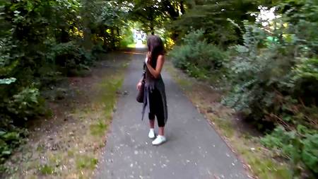 Симпатичная молодуха строчит на улице минет возбудившемуся хахалю