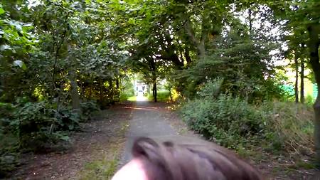 Симпатичная молодуха строчит на улице минет возбудившемуся хахалю