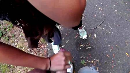 Симпатичная молодуха строчит на улице минет возбудившемуся хахалю