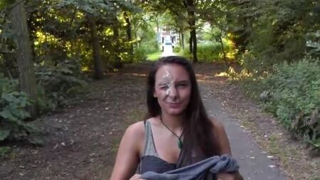 Симпатичная молодуха строчит на улице минет возбудившемуся хахалю