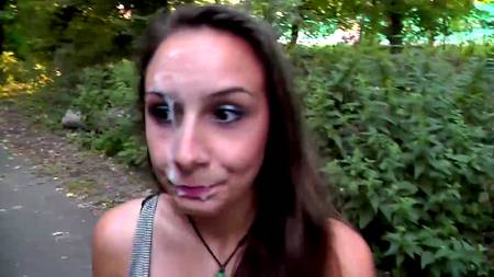 Симпатичная молодуха строчит на улице минет возбудившемуся хахалю