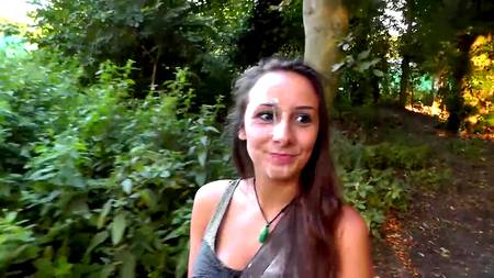 Симпатичная молодуха строчит на улице минет возбудившемуся хахалю