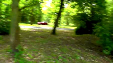 Симпатичная молодуха строчит на улице минет возбудившемуся хахалю