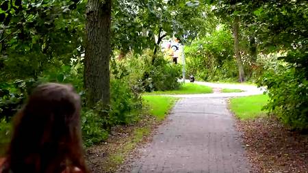 Симпатичная молодуха строчит на улице минет возбудившемуся хахалю