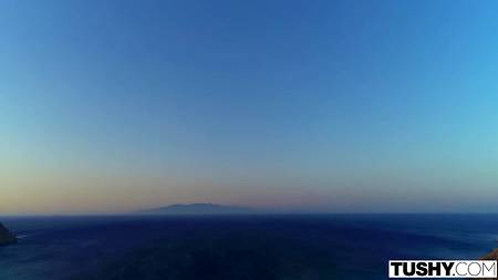 Лысый мужик жарит в задницу сексапильную сучку с отменной фигурой