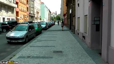 Порно агент запикапил и трахнул на улице няшную сучку от первого лица